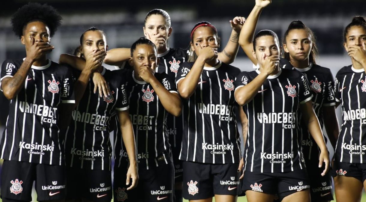 Corinthians feminino protesta contra técnico acusado de assédio