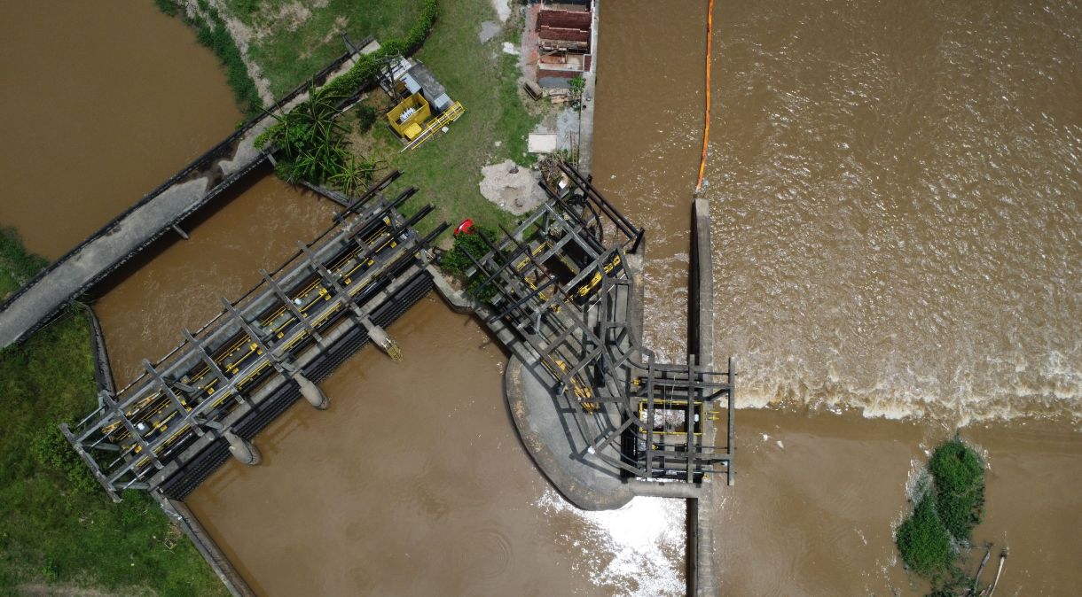 Poluente que vazou de oleoduto desativado interrompeu captação de água, afetando dois milhões de moradores do RJ