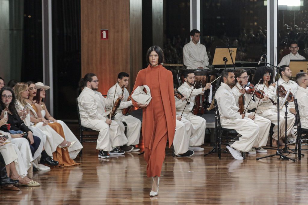 Desfile da Aluf abre temporada de moda na capital paulista