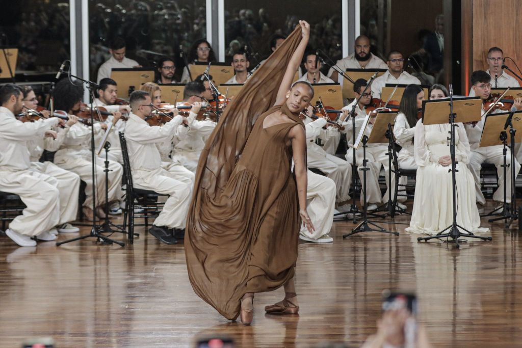 Desfile da Aluf abre temporada de moda em São Paulo