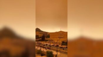 Vídeos e imagens compartilhados online mostraram pessoas em Atenas observando a névoa amarelo-laranja das colinas perto da capital grega