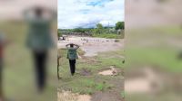 Vídeo flagra momento em que rio arrasta caminhão cheio de pessoas no Quênia