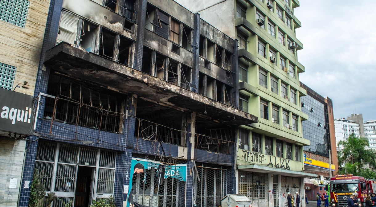 Local onde ocorreu o incêndio que vitimou 10 pessoas e deixou pelo menos 7 feridos no centro de Porto Alegre