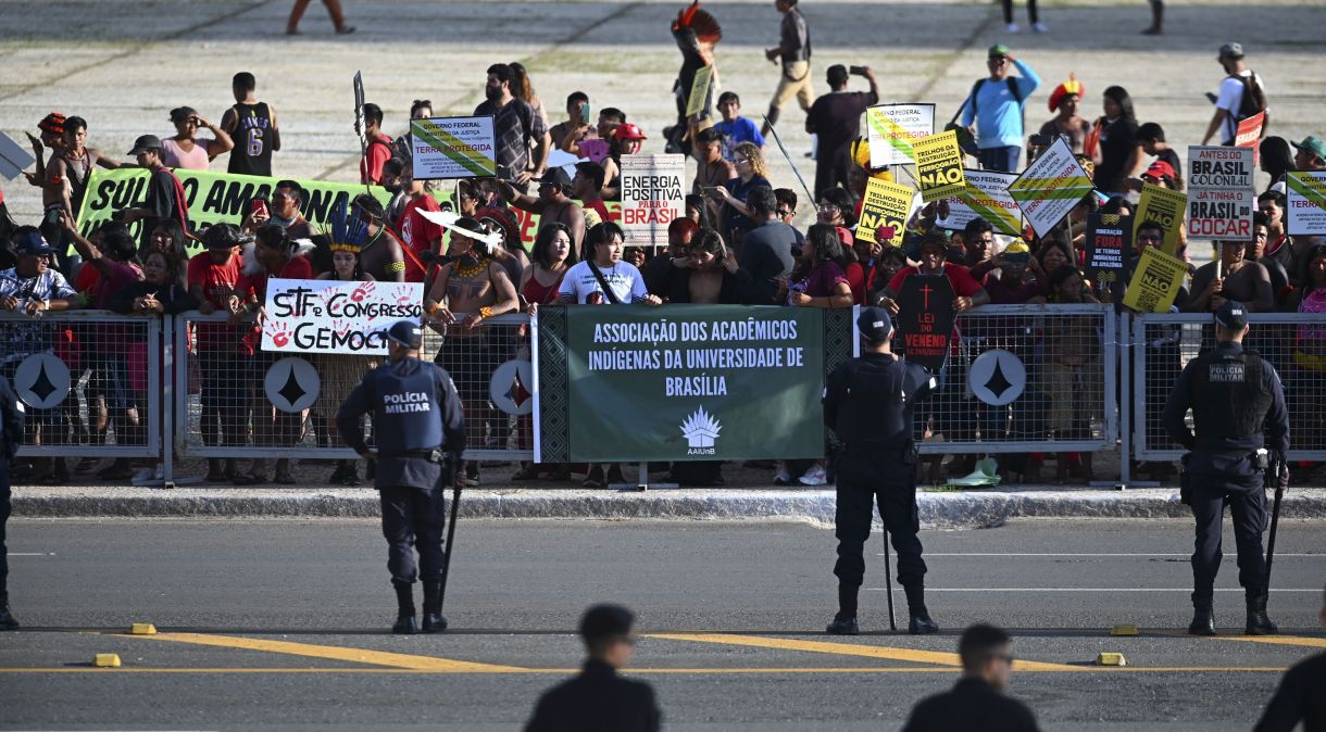 Indígenas fazem ato em frente ao Planalto