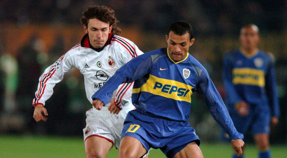 Iarley em ação contra o Milan na final do Mundial de 2003, ganhada pelos argentinos