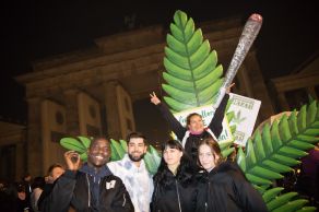 Multidões se reuniram na Alemanha à meia-noite para celebrar a legalização da cannabis a partir desta segunda-feira