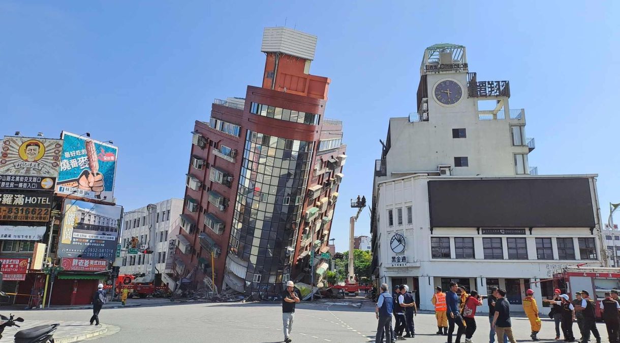 Edifício desabou parcialmente em Hualien, Taiwan, após forte terremoto de magnitude 7,4