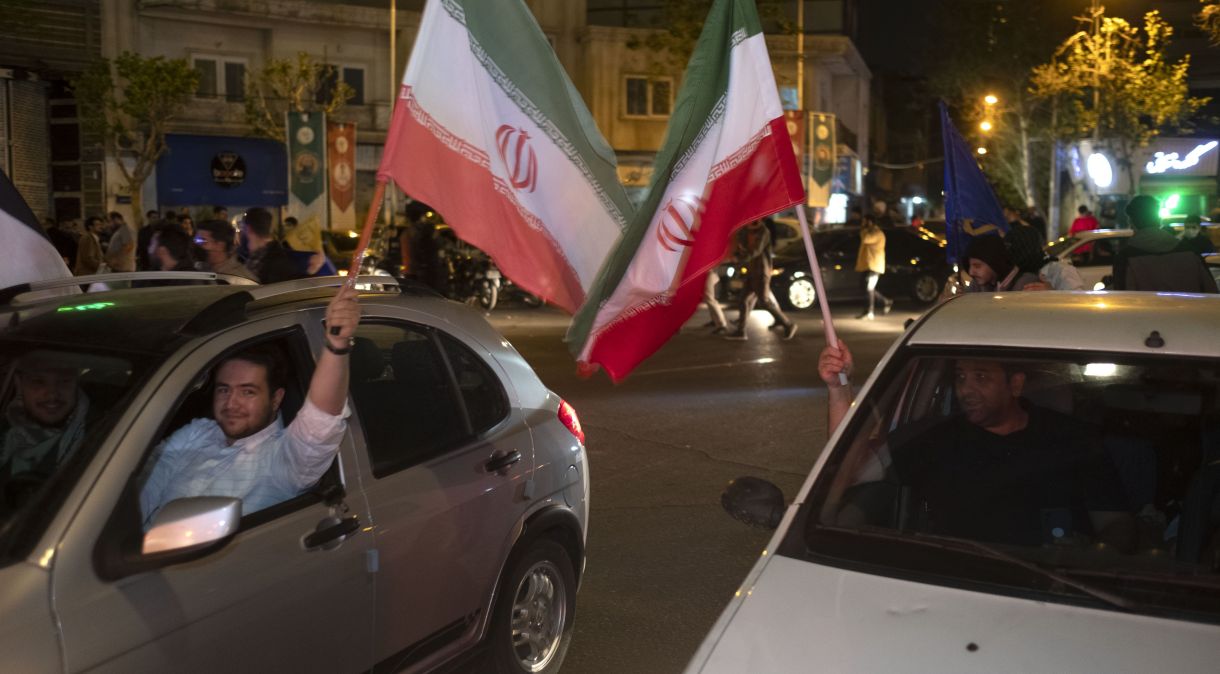 Manifestantes em Teerã apoiam ataques feitos por Irã ao Israel