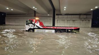 Torrente de chuva inundou ruas e fechou o aeroporto internacional, segundo mais movimentado do mundo; Metereologistas explicam se desastre tem ligação com programa que propaga nuvens do país