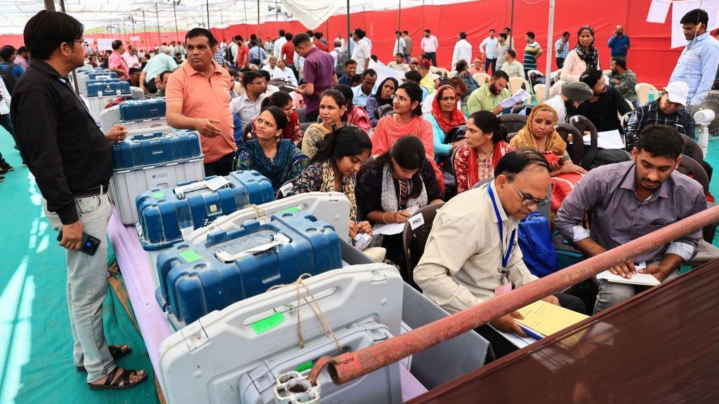 Funcionários eleitorais coletam materiais nas seções eleitorais antes da primeira fase de votação para as eleições de Lok Sabha em Jaipur, Rajastão, Índia, em 18 de abril de 2024. (Foto de
