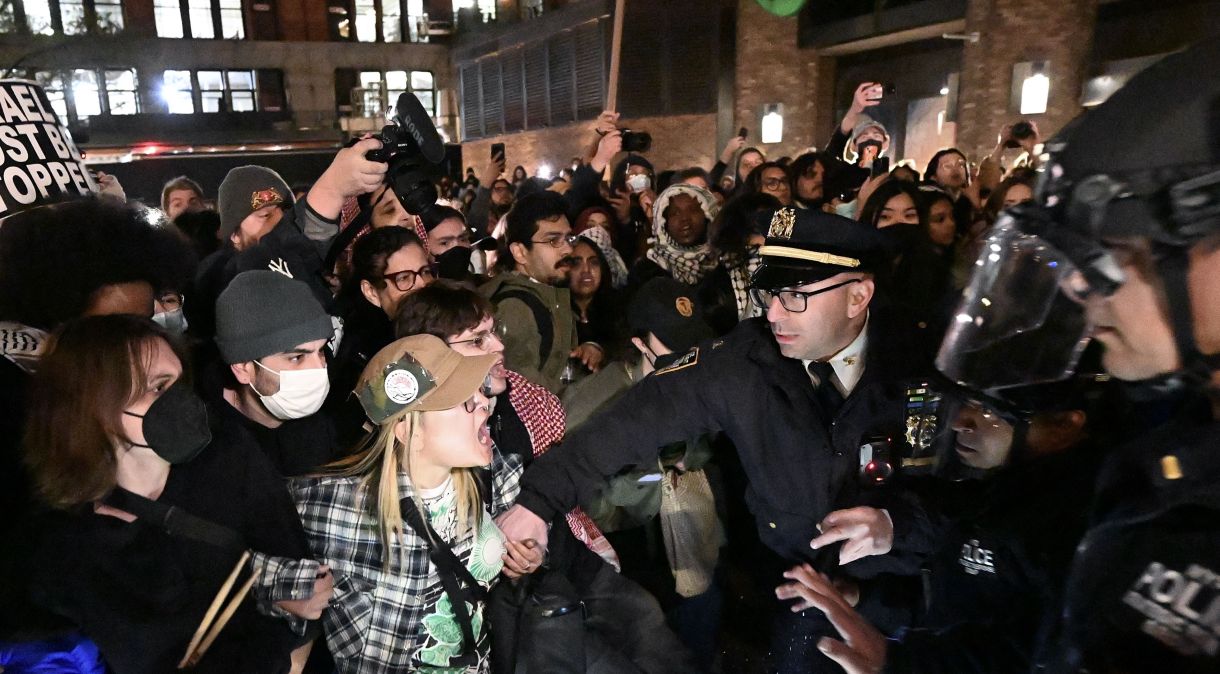 A polícia intervém e prende mais de 100 estudantes da Universidade de Nova York (NYU) que continuam sua manifestação no campus em solidariedade aos estudantes da Universidade de Columbia e para se opor aos ataques de Israel a Gaza, em Nova York, Estados Unidos Estados Unidos em 22 de abril de 2024.