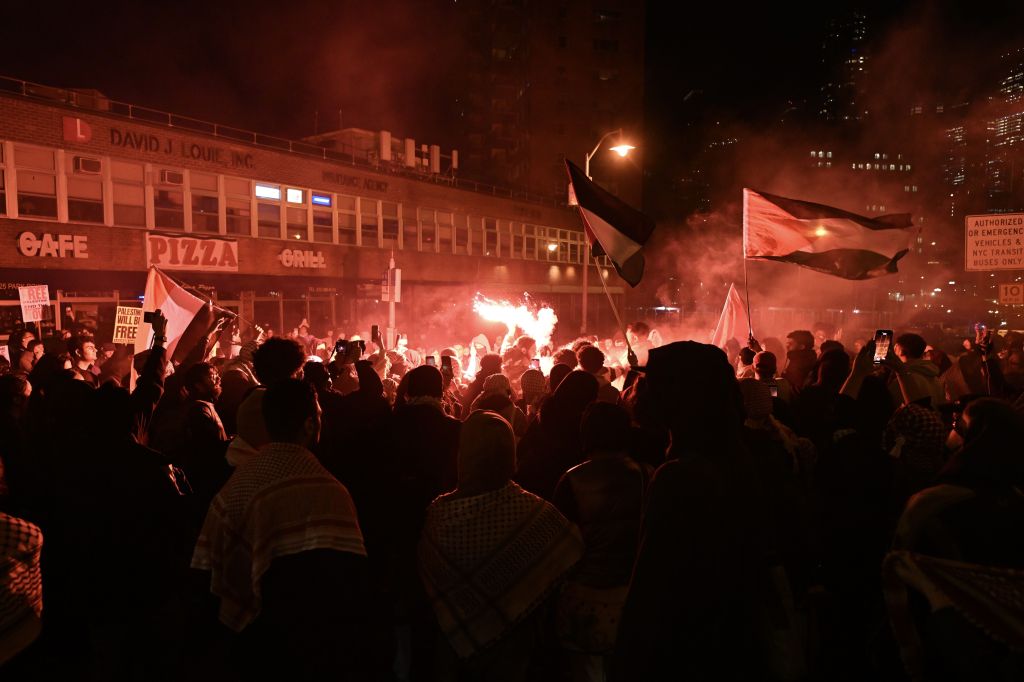 A polícia intervém e prende mais de 100 estudantes da Universidade de Nova York (NYU) que continuam sua manifestação no campus em solidariedade aos estudantes da Universidade de Columbia e para se opor aos ataques de Israel a Gaza, em Nova York, Estados Unidos Estados Unidos em 22 de abril de 2024.