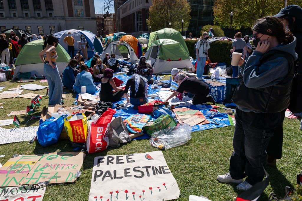 Apoiadores pró-palestinos montaram um acampamento de protesto no campus da Universidade de Columbia em 22 de abril de 2024