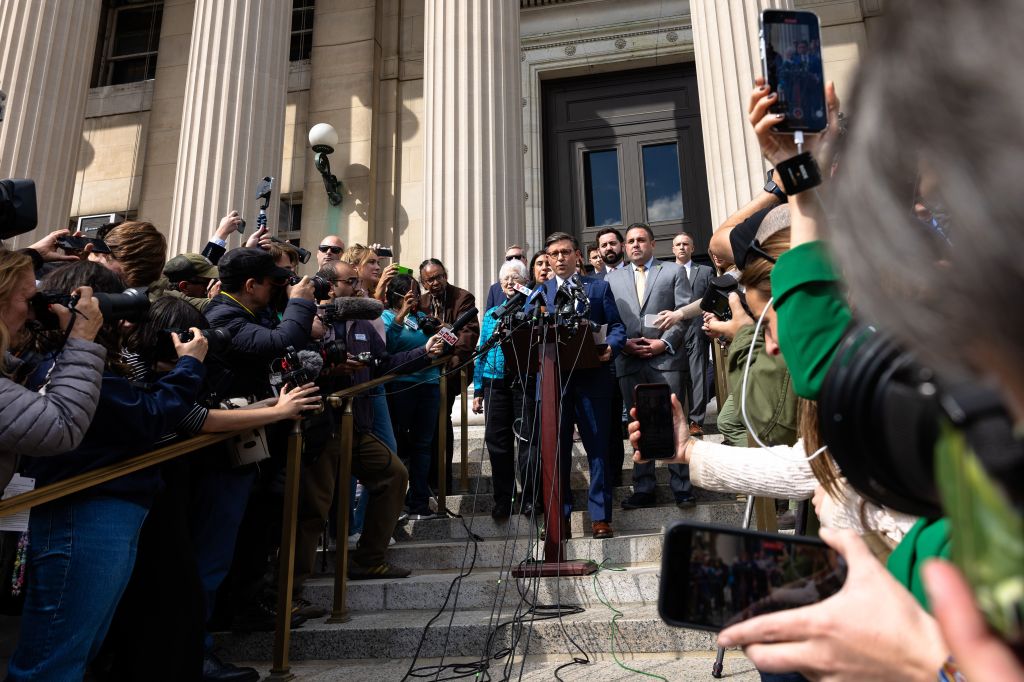 Presidente da Câmara dos EUA, Mike Johnson, fala durante coletiva de imprensa na Columbia University, em Nova York, em 24 de abril de 2024, em meio aos protestos pró-Palestina em universidades dos EUA.