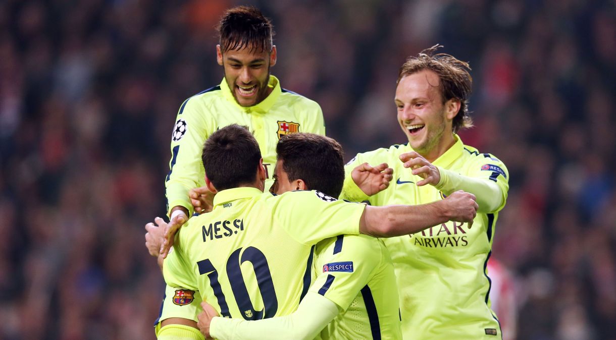 Neymar, Messi e Rakitic comemoram gol pelo Barcelona contra o Ajax, na Champions League 2014/2015