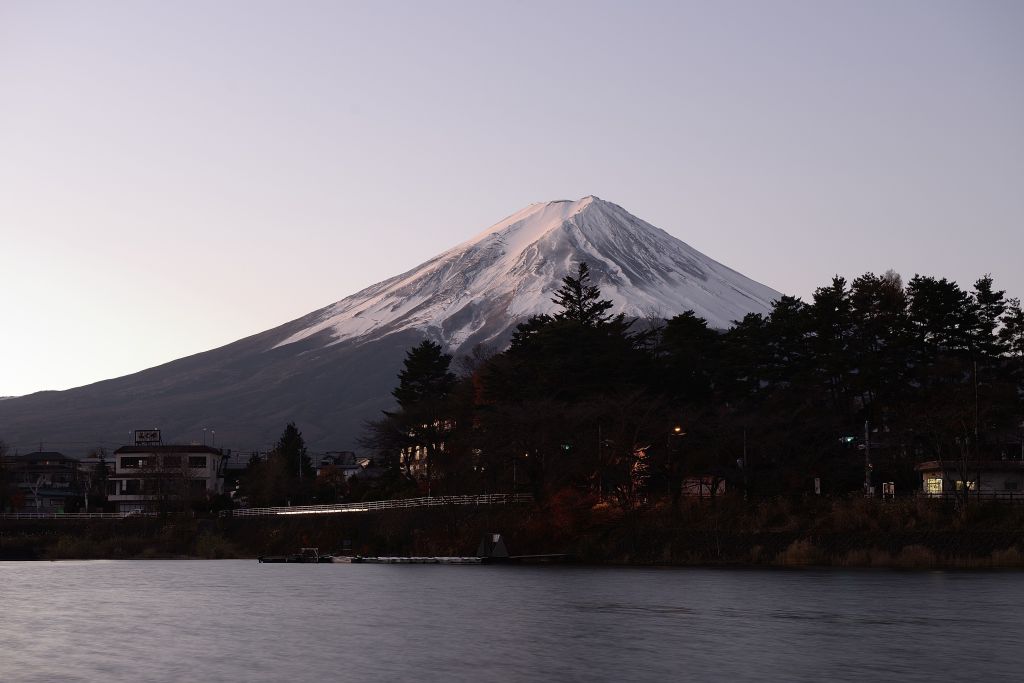 O Monte Fuji, a cerca de 100 km a sudoeste de Tóquio, com 3.776 metros de altura, é visto coberto de neve na praia do Lago Kawaguchi, em 28 de novembro de 2015.