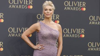 Hannah Waddingham esteve presente no tapete vermelho do Olivier Awards no domingo (14)