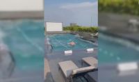 Vídeo: Terremoto de 7,4 surpreende nadador em piscina em Taiwan