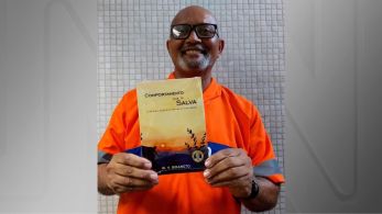 Valdeci Boareto trabalha na escola municipal Manuel da Nóbrega, na zona norte do Rio, e foi escolhido para falar sobre o livro que narra sua trajetória nos quase 30 anos como coletor