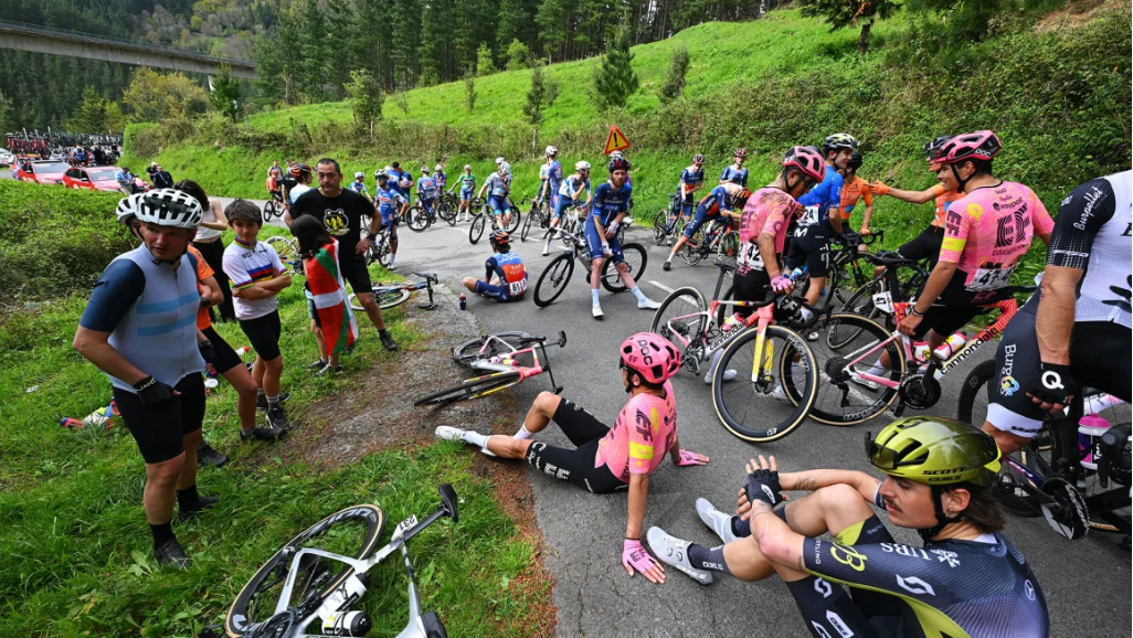 Jonas Vingegaard sofreu um acidente durante a quarta etapa do Tour do País Basco