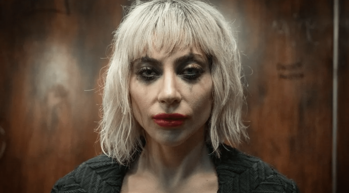 Foto mostra Lady Gaga caracterizada como Arlequina, personagem do filme "Coringa: Delírio a Dois"