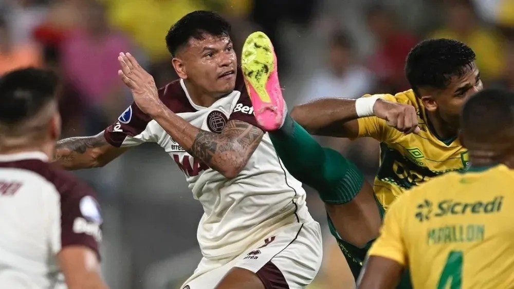 Jogadores de Lanús e Cuiabá durante partida pela Copa Sul-Americana