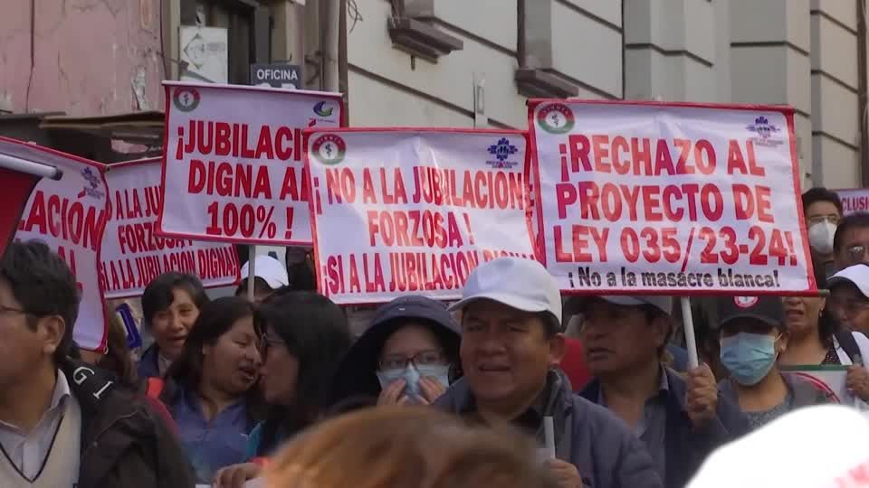 Médicos da Bolívia entram em greve contra lei de 'aposentadoria forçada'