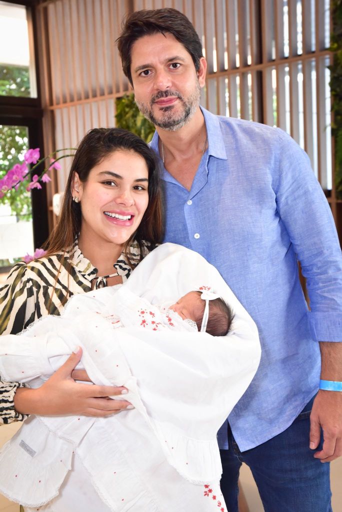 Munik Nunes deixa hospital após nascimento da filha