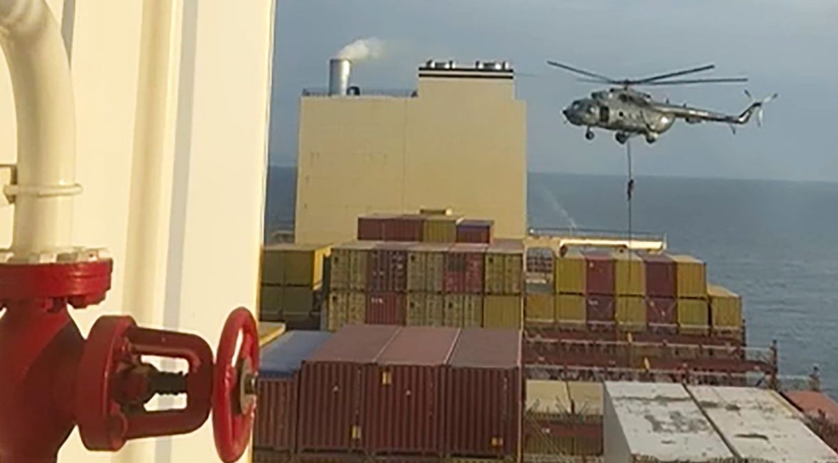 Um Helicóptero visa um navio perto do Estreito de Ormuz em 13 de abril. Marinha do Irã apreendeu navio ligado a Israel em escalada da tensão no Oriente Médio.