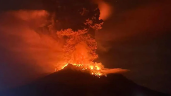 O Monte Ruang, de 725 metros de altitude, entrou em erupção pelo menos cinco vezes desde terça-feira, expelindo lava e nuvens de cinzas a milhares de metros de altura, segundo agência de vulcanologia