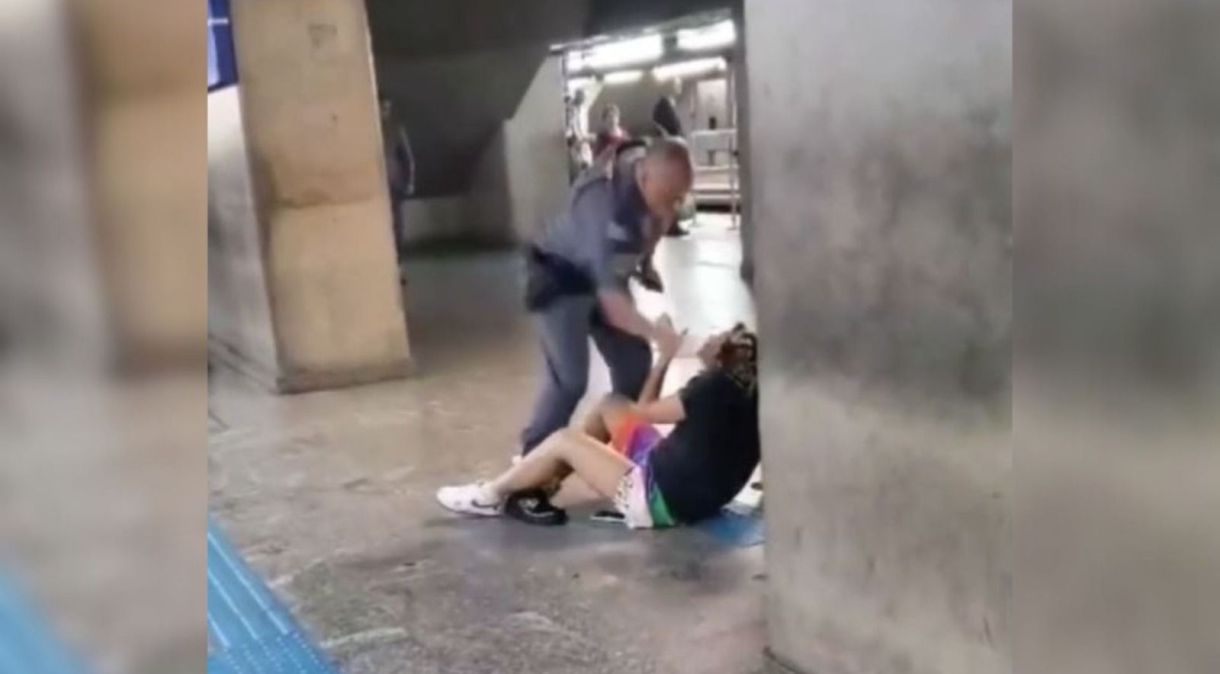 Policial agride mulher no metrô de SP