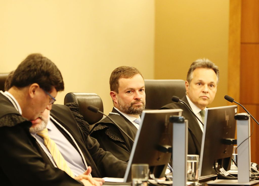 O desembargador Luciano Carrasco Falavinha Souza (c), do Tribunal Regional Eleitoral do Paraná (TRE-PR), relator das ações movidas pelo PT e pelo PL contra o senador Sergio Moro (União-PR). Começou hoje em Curitiba (PR) o julgamento das ações que podem levar à cassação do parlamentar. No decorrer do processo, o senador negou que o investimento pré-eleitoral quando ele se apresentava como pré-candidato à Presidência tenha resultado em favorecimento na eleição para o Legislativo federal.