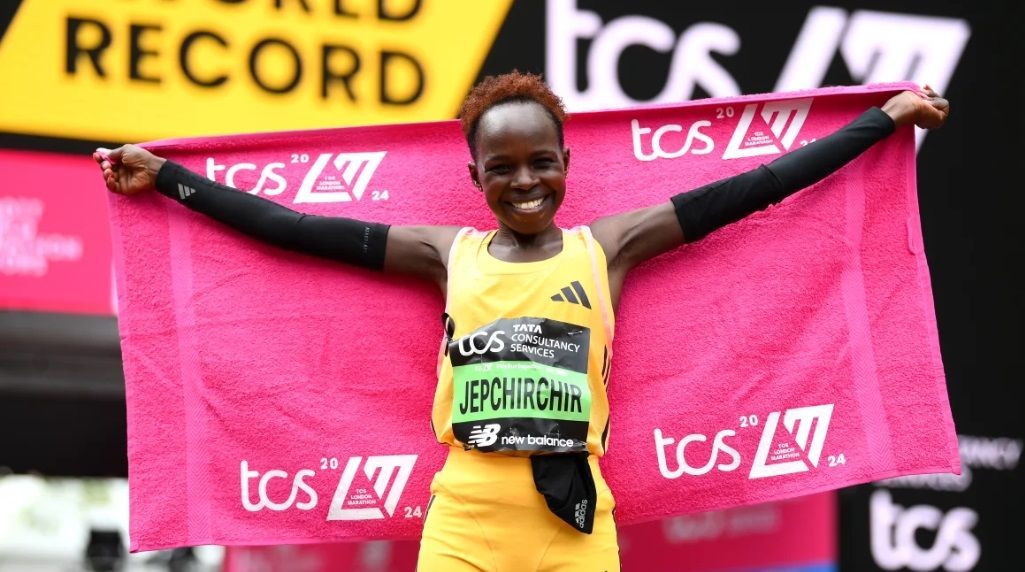 Peres Jepchirchir, do Quênia, comemora após vencer a corrida de elite feminina.