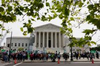 Manifestantes protestam durante análise de caso sobre aborto na Suprema Corte