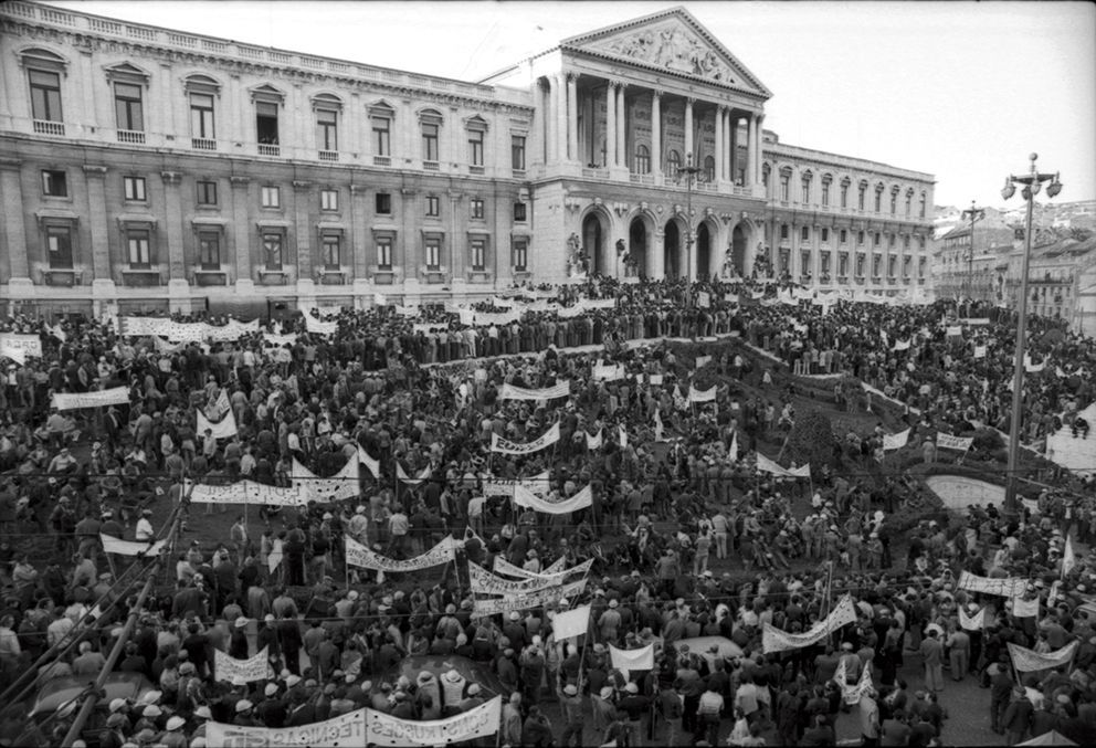 Cerco ao Palácio de São Bento, Portugal, em novembro de 1975, onde a Assembleia Constituinte se reunia