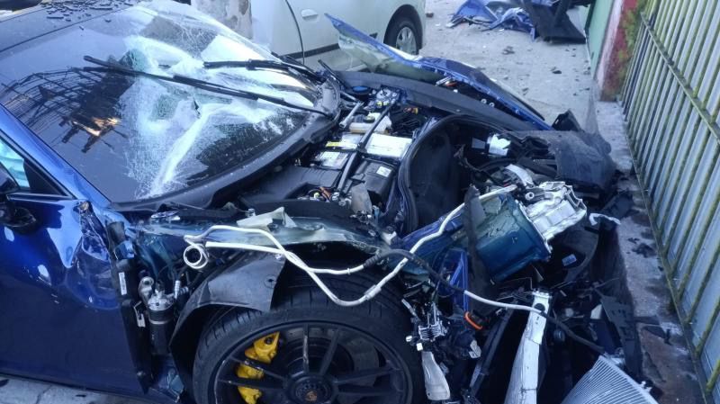 Porsche destruído em acidente em SP; motorista de veículo atingido morreu