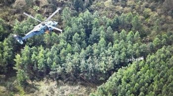 Helicóptero e uma equipe de paraquedistas realizaram o resgate do piloto de 60 anos