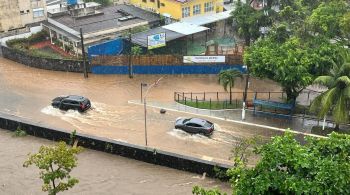 Em sete dias, já choveu mais do que a média histórica para todo o mês de abril na capital baiana; moradores de 14 comunidades precisaram deixar suas casas