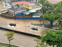 Chuva alaga diversos pontos de Salvador; garagem desaba e deixa uma pessoa ferida