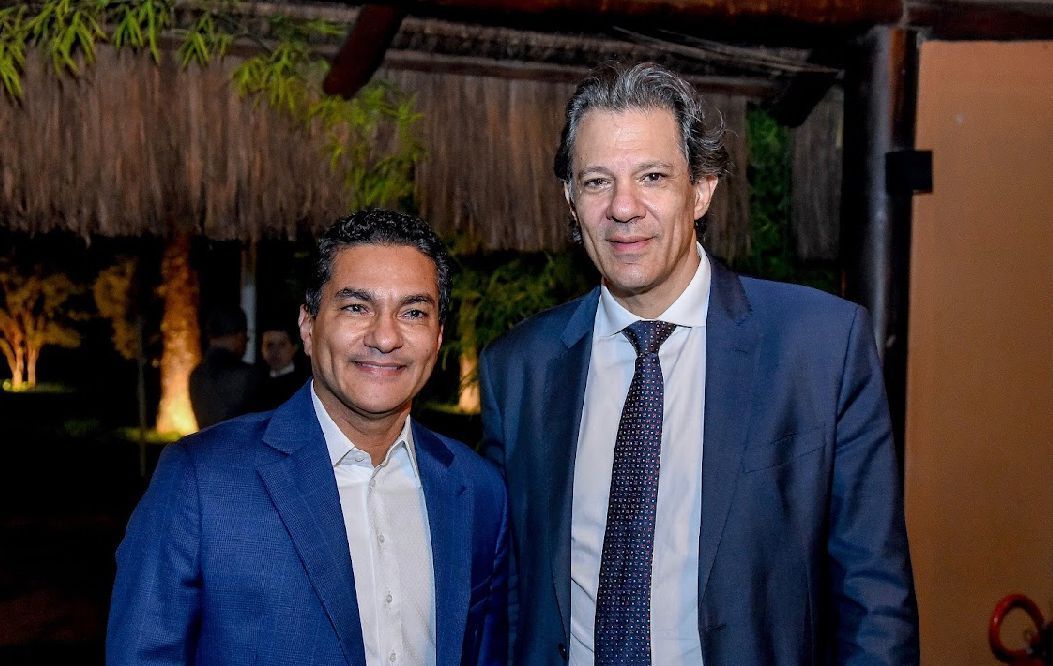 Haddad (à direita) foi ao aniversário de Pereira; ministro foi cobrado por parlamentares evangélicos no evento