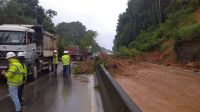 Rodovia é interditada após barreira cair e pista afundar em SC