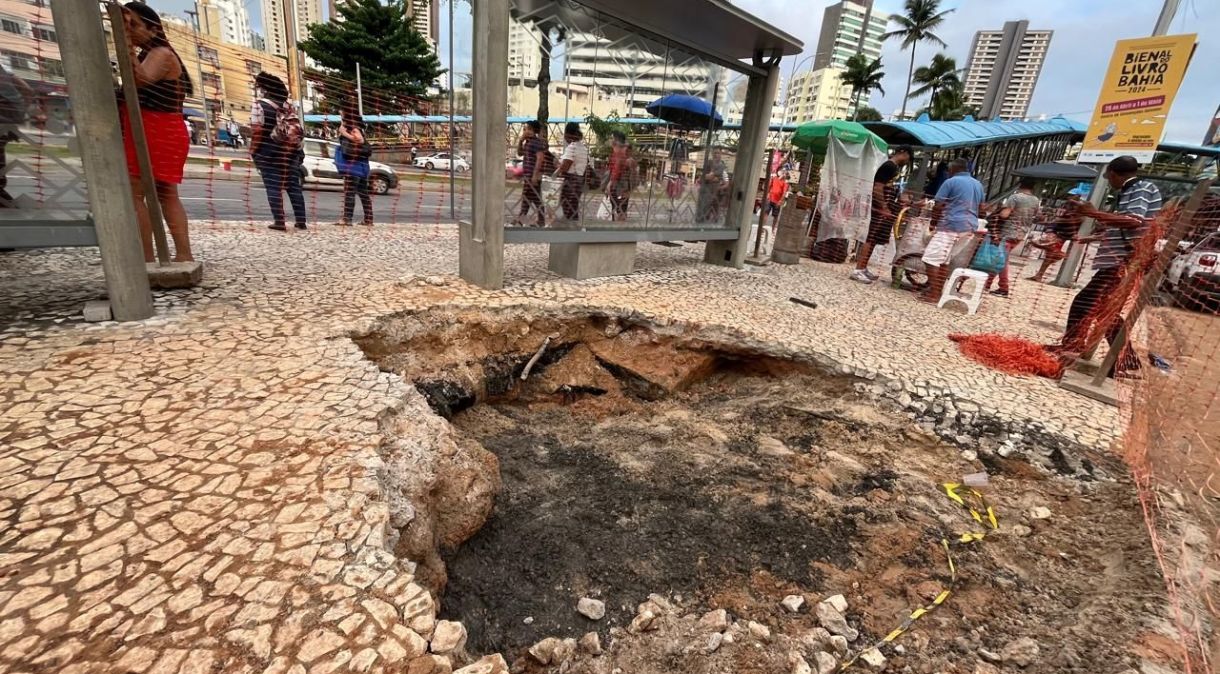 Calçada cede e quatro pessoas são "engolidas" por buraco em ponto de ônibus de Salvador