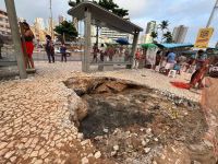 Calçada cede e quatro pessoas são "engolidas" por buraco em ponto de ônibus de Salvador