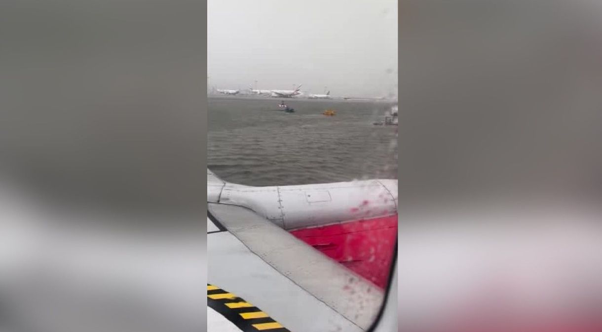Vídeo de testemunha ocular capturado de dentro de um avião mostra aviões estacionados na pista inundada do aeroporto de Dubai após fortes chuvas.