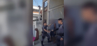 PM segura pelo pescoço e joga spray de pimenta em homem negro imobilizado durante abordagem em SP