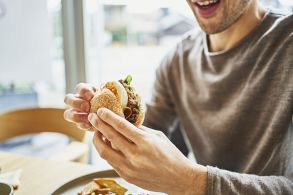 De acordo com pesquisadores, tanto a alimentação excessiva quanto a dieta pobre em macronutrientes pode afetar o metabolismo e o comportamento da futura geração