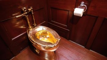 Vaso sanitário feito inteiramente de ouro de 18 quilates é criação do artista iatliano Maurizio Cattelan