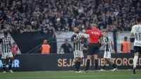 Atlético-MG protesta contra arbitragem na estreia do Campeonato Brasileiro