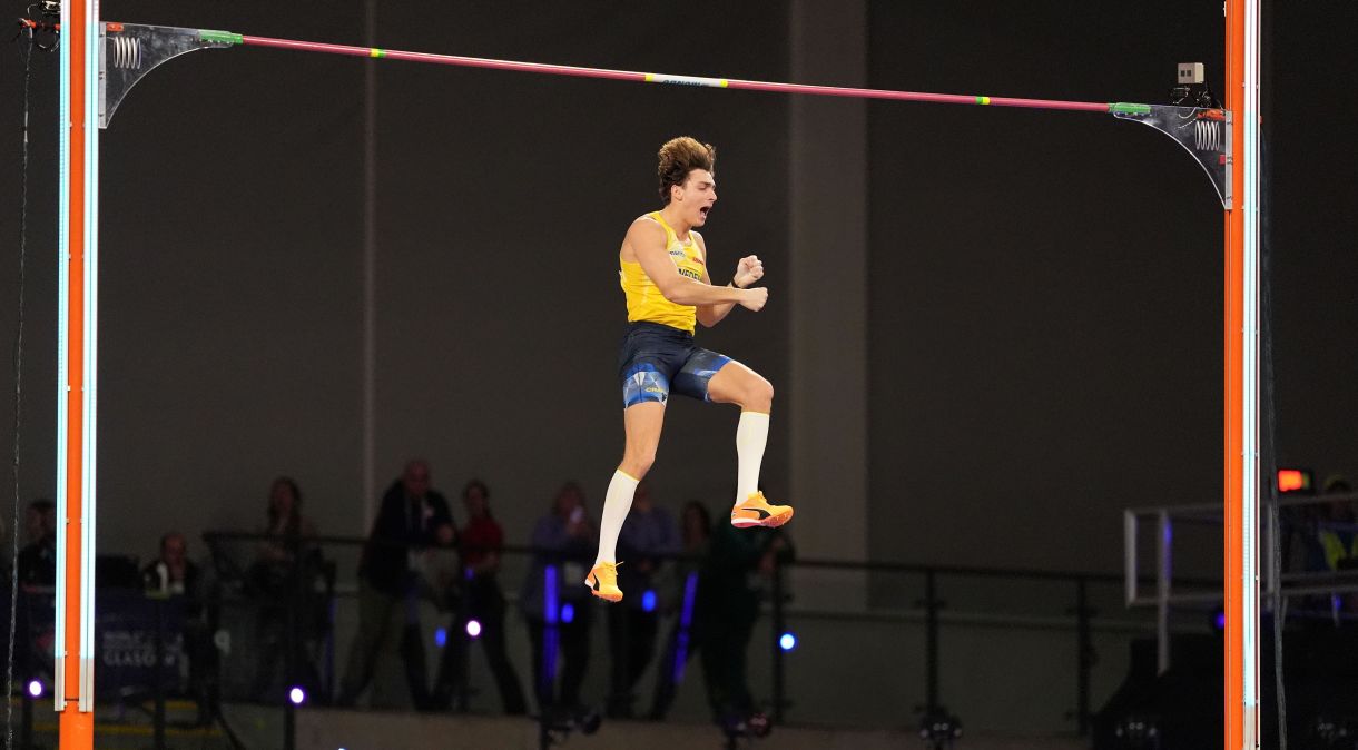 Armand Duplantis volta a quebrar o recorde mundial no salto com vara, pela oitava vez