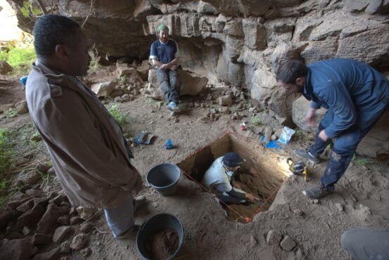 Arqueólogos durante a escavação em Umm Jirsan, na Arábia Saudita